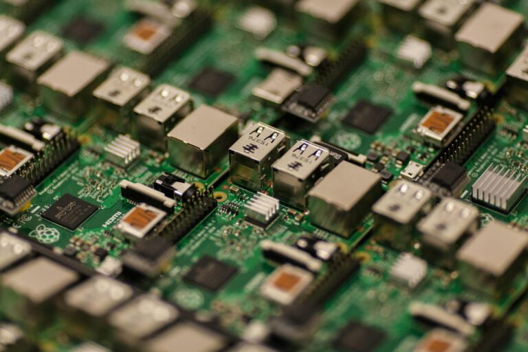 Quale modello di Raspberry Pi scegliere per la vostra cornice digitale? Green and grey circuit board
